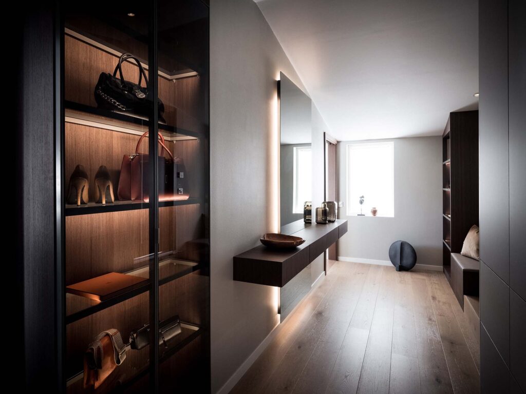 Walk-in-closet-exklusiv-spegel-med-led-belysning-1