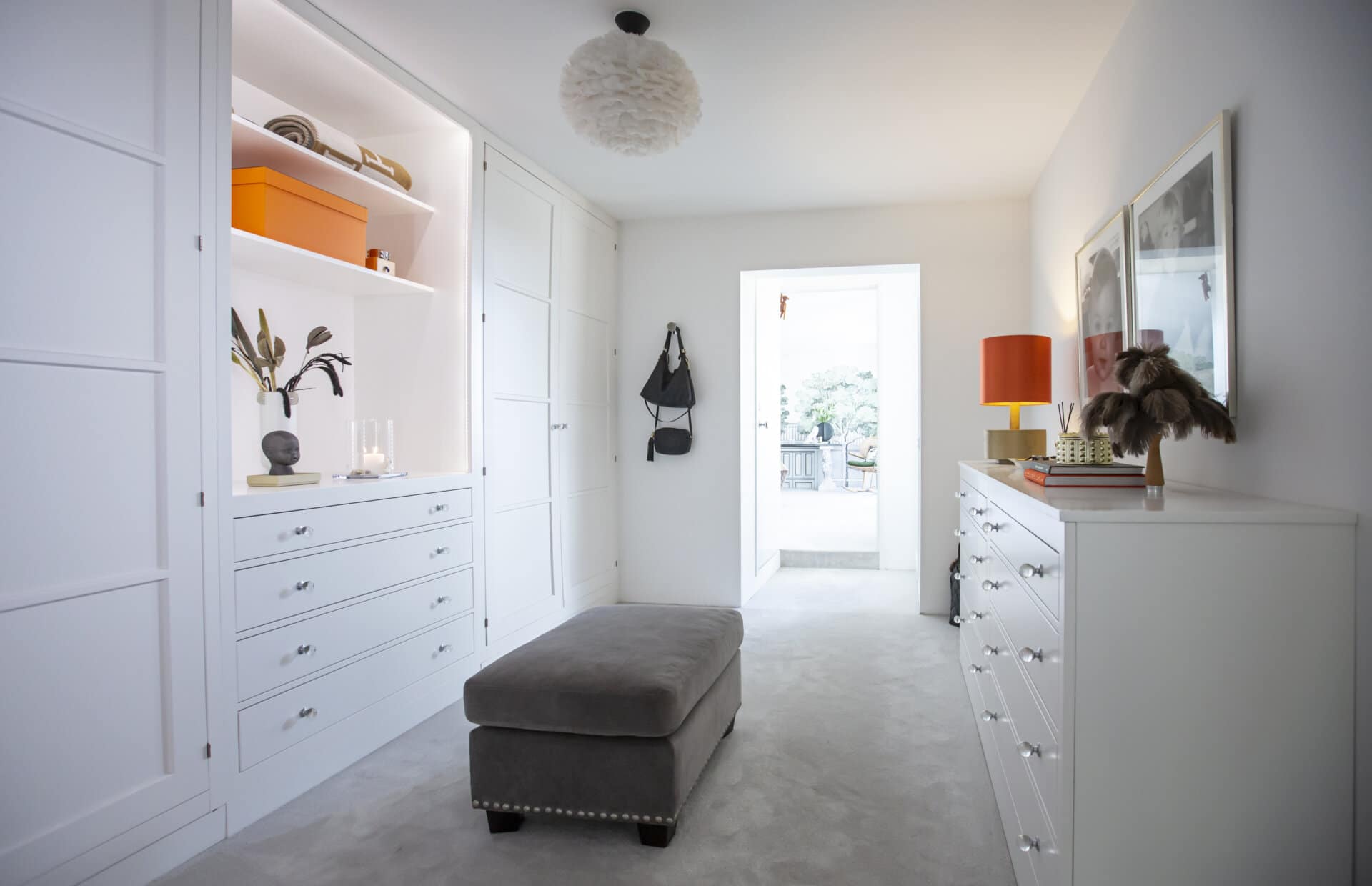 Walk-thru-closet-walk-in-closet-pall-sammet-heltackningsmatta-sovrum-flos-lampa-orange-lampskarm-nivaskillnad